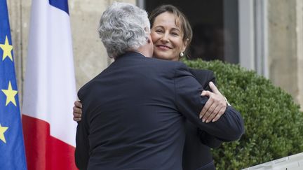 L'ancien ministre de l'Ecologie, Philippe Martin, passe le t&eacute;moin &agrave; S&eacute;gol&egrave;ne Royal, le 2 avril 2014 &agrave; Paris. (FRED DUFOUR / AFP)