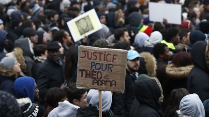 Des manifestants se rassemblent à Bobigny (Seine-Saint-Denis) pour dénoncer l'interpellation violente de Théo, le 11 février 2017. (PATRICK KOVARIK / AFP)