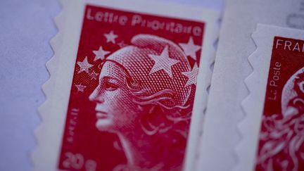 Le timbre rouge pour les lettres prioritaires va être remplacé, en janvier 2023, par une version dématerialisée. (MAGALI COHEN / HANS LUCAS)