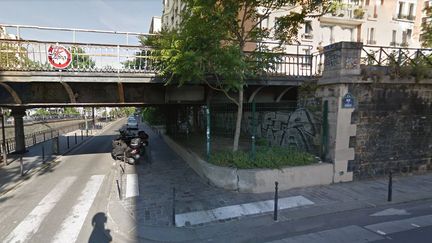 Les grilles sont installées sous un pont, dans le 12e arrondissement de Paris. (GOOGLE MAPS)