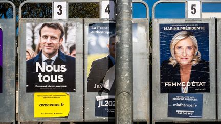 Les affiches officielles d'Emmanuel Macron et de Marine Le Pen, le 10 avril 2022 à Perpignan (Pyrénées-Orientales). (JC MILHET / HANS LUCAS / AFP)