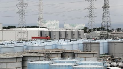 Des réservoirs de stockage d'eau contaminée, le 27 juillet 2018, à la centrale nucléaire de Fukushima (Japon). (KIMIMASA MAYAMA / POOL)