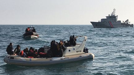 Des migrants sont secourus alors qu'ils tentent de traverser la Manche, le 18 février 2019. (AFP / SNSM)