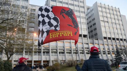 Des fans de Schumacher devant l'hôpital de Grenoble (PHILIPPE DESMAZES / AFP)