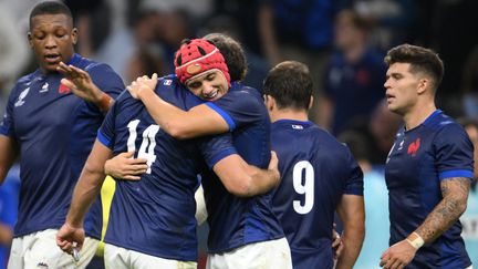 La joie des joueurs français autour de Louis Bielle-Biarrey, lors du match de Coupe du monde entre la France et la Namibie, le 21 septembre 2023. (NICOLAS TUCAT / AFP)