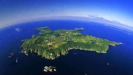 Vue aérienne de l'île de Sark. Derrière les haies soignées et l'air joyeux, une lutte épique entre féodalistes et réformistes. (Commons)