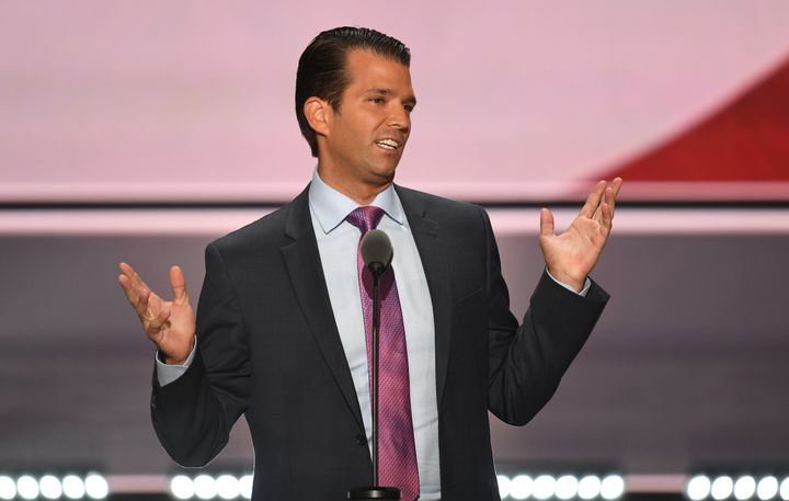 Donald Trump Jr. donne un discours pendant la convention républicaine, le 19 juillet 2016, à Cleveland (Ohio).&nbsp; (JIM WATSON / AFP)