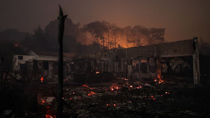 Un incendie ravage la commune de La Teste-de-Buch, en Gironde, le 15 juillet 2022. (THIBAUD MORITZ / AFP)