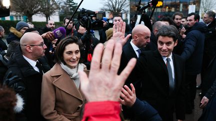 Amélie Oudéa-Castera et Gabriel Attal lors d'un déplacement dans un collège des Yvelines, le 12 janvier 2024. (ALAIN JOCARD / AFP)