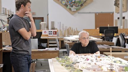 Une photo non dat&eacute;e diffus&eacute;e le 5 mars 2013 par&nbsp;Facebook montre le PDG de Facebook Mark Zuckerberg (&agrave; gauche) et l'architecte Frank Gehry, devant une maquette d'un campus de Facebook, &agrave; Menlo Park (Californie,&nbsp;Etats-Unis). (FACEBOOK / AFP)