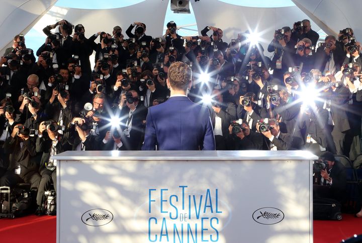 Xavier Dolan pose face aux photographes apr&egrave;s avoir re&ccedil;u le prix du jury &agrave; Cannes, le 24 mai 2014, pour son film "Mommy".&nbsp; (LOIC VENANCE / AFP)