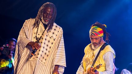 Tiken Jah Fakoly et son guitariste communient sur scène. Ils ont été l'un des beaux rendez-vous de ce week-end de Pentecôte. (PHILIPPE TIROLIEN)