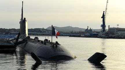 Le nouveau sous-marin nucléaire d'attaque de classe Barracuda de la marine française, le Suffren, à quai dans la rade de Toulon, le 6 novembre 2020. (NICOLAS TUCAT / AFP)