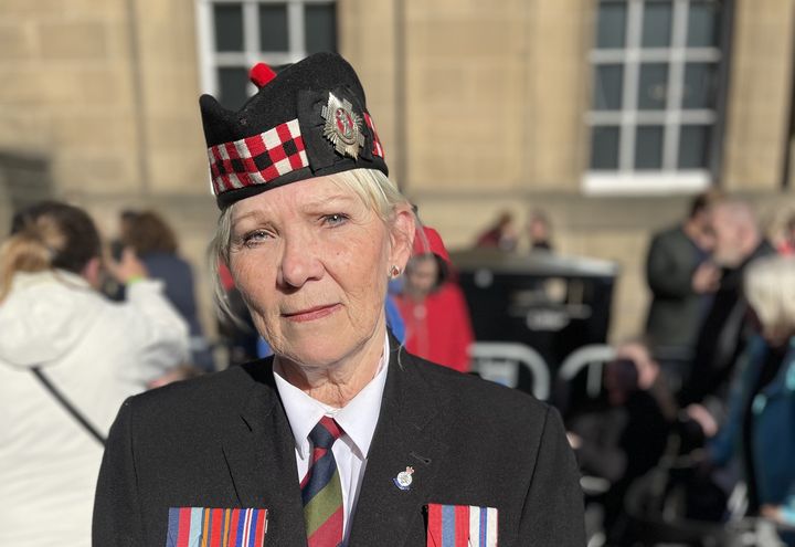 Sheila s'est levée très tôt et a attendu plus de dix heures pour être l'une des premières à approcher le cercueil d'Elizabeth II pour un dernier hommage. (THEO UHART / FRANCEINFO)