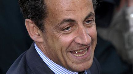 6 mai 2007. Le candidat à la présidentielle Nicolas Sarkozy sourit à ses supporters alors qu'il quitte le centre de vote, après avoir déposé son bulletin lors du second tour des élections présidentielles à Neuilly-sur-Seine.&nbsp; (ALAIN NOGUES / CORBIS HISTORICAL / GETTY IMAGES)