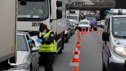 La police contrôle les attestations obligatoires de tous les véhicules sur le périphérique parisien, le 3 avril&nbsp;2020. (GEOFFROY VAN DER HASSELT / AFP)