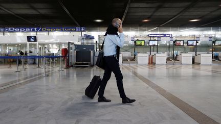 Un homme à l'aéroport de Nice (Alpes-Maritimes), le 9 avril 2015. (VALERY HACHE / AFP)