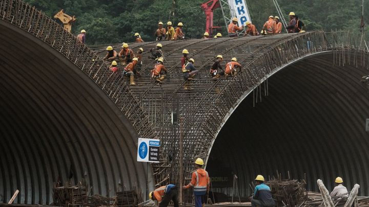 Des ouvriers sur le chantier de la construction de Nusantara, la future capitale de l'Indonésie, le 12 juillet 2024. (YASUYOSHI CHIBA / AFP)