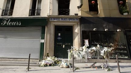 Des fleurs d&eacute;pos&eacute;es en hommage aux victimes de l'incendie de l'h&ocirc;tel Paris-Op&eacute;ra, le 21 avril 2005, &agrave; Paris.&nbsp; (JOEL SAGET / AFP)