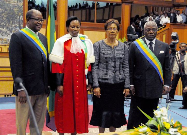 Guy Nzouba Ndama, le président démissionnaire de l’Assemblée nationale du Gabon (premier à droite). C’est lui que les frondeurs, qui ont créé leur propre parti, ont chargé de défendre leurs couleurs lors de la présidentielle. (Photo AFP/Yanick Maniengui)