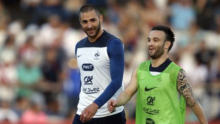 Karim Benzema et Mathieu Valbuena lors d'une séance d'entraînement, le 10 juin 2014 à Sao Paulo&nbsp;pendant&nbsp;la Coupe du monde au Brésil. (CHARLES PLATIAU / REUTERS)