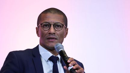 Le maire de Saint-Ouen-sur-Seine, Karim Bouamrane, lors d'une présentation du Premier ministre français sur les mesures de sécurité en réponse aux émeutes urbaines de juin, à l'Université de la Sorbonne à Paris, le 26 octobre. (THOMAS SAMSON / POOL / MAXPPP)