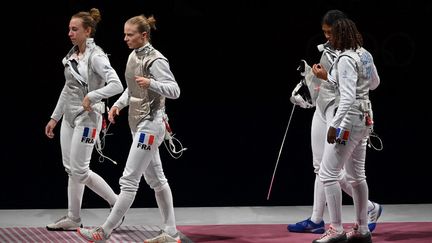 L'équipe de France féminine de fleuret s'est inclinée en finale face aux Russes, jeudi 29 juillet, à Tokyo. (FABRICE COFFRINI / AFP)