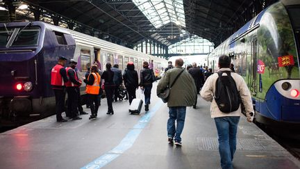 Des passagers à la gare Saint-Lazare à Paris, le 1er juin 2016. (RODRIGO AVELLANEDA / ANADOLU AGENCY)