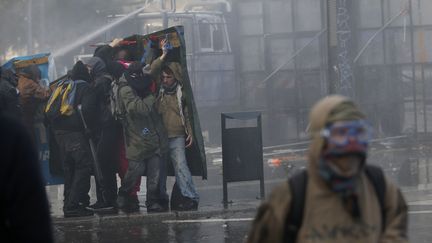 Devant le CHU de Nantes o&ugrave; sont rassembl&eacute;s des manifestants pacifiques mais aussi d'autres violents, un canon &agrave; eau tente de disperser la foule.&nbsp; (STEPHANE MAHE / REUTERS )