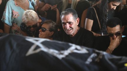 Les proches de la franco-israélienne Céline Ben David Nagar, lors de ses funérailles à Tel Aviv (Israël), le 17 octobre 2023. (GIL COHEN MAGEN / AFP)