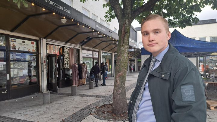 Emil Eneblad, porte-parole des jeunes Démocrates de Suède,parti d'extrême droite anti-immigration, dans le quartier de Rinkeby, quartier nord de Stockholm. (GAELE JOLY / RADIO FRANCE)