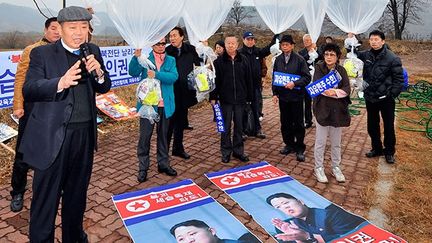 Vingt ballons, remplis de tracts politiques dénonçant l'autoritarisme de la dynastie des Kim au pouvoir depuis 1948, sont lâchés vers la Corée du Nord par des militants pro-démocratie. (AFP PHOTO / JUNG YEON-JE )