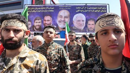 Des Iraniens assistent, le 5 avril 2024, à Téhéran (Iran), aux funérailles de membres des Gardiens de la révolution islamique tués en Syrie, dans une attaque attribuée à Israël. (ATTA KENARE / AFP)