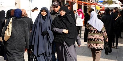 Femmes se promenant avenue Habib Bourguiba à Tunis (28-4-2012) (AFP - FETHI BELAID)