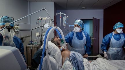 Un patient atteint par le Covid-19 à l'Hôpital Privé de la Loire, à Saint-Etienne (Loire), le 6 novembre 2020. (JEFF PACHOUD / AFP)