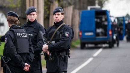 La police allemande sur les lieux de l'attaque qui visait le bus du Borussia (MARCEL KUSCH / DPA)