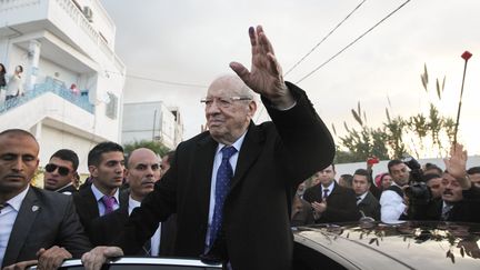 B&eacute;ji Ca&iuml;d Essebsi quitte un bureau de vote, &agrave; Soukra, pr&egrave;s de Tunis (Tunisie), pendant le second tour de l'&eacute;lection pr&eacute;sidentielle, le 21 d&eacute;cembre 2014. (CHEDLY BEN IBRAHIM / CITIZENSIDE.COM / AFP)