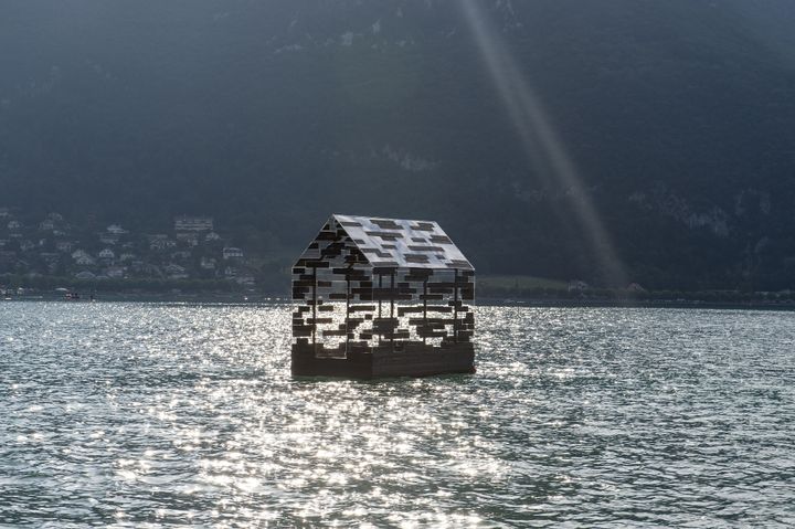 Walden Raft&nbsp; d'Elise Morin et Florent Albinet -Lac d'Annecy / En face de l'Impérial (MARC DOMAGE)