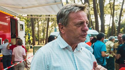 Le maire de la Teste Patrick Davet,&nbsp;près de la dune du Pilat, dans la foret de la Teste-de-Buch où s'évit un incendie, le 15 juillet 2022. (BENJAMIN GUILLOT-MOUEIX / HANS LUCAS / VIA AFP)