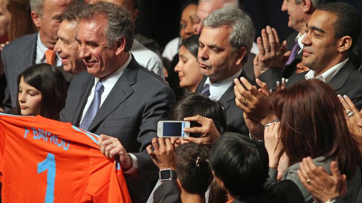 Christophe Bouchet (au centre), candidat &agrave; la pr&eacute;sidence de la F&eacute;d&eacute;ration fran&ccedil;aise de football, lors d'un meeting de Fran&ccedil;ois Bayrou&nbsp;(&agrave; g.) &agrave; Marseille, le 14 avril 2012.&nbsp; (KARINE VILLALONGA /SIPA)