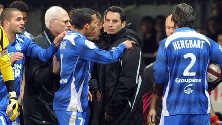 Kamel Chafni gesticule face &agrave; l'arbitre du match Brest-Auxerre, qui vient de l'expulser. Il affirme avoir &eacute;t&eacute; insult&eacute; par l'arbitre assistant. Le match se d&eacute;roulait &agrave; Brest, le 17 d&eacute;cembre 2011. (FRED TANNEAU / AFP PHOTO)