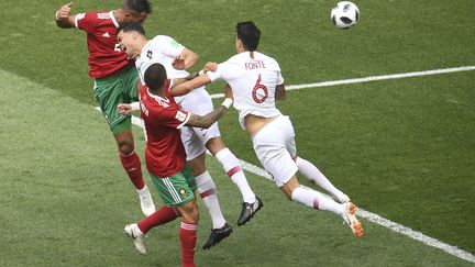 Les joueurs marocains et portugais à la lutte le 20 juin 2018 à Moscou (Russie). (PATRIK STOLLARZ / AFP)