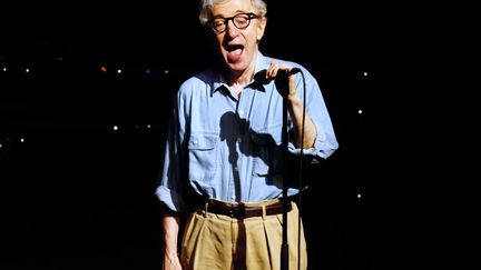 Le r&eacute;alisateur Woody Allen joue avec le New Orleans jazz band, le 21 juillet &agrave; Antibes (Alpes-Maritimes). (VALERY HACHE / AFP)