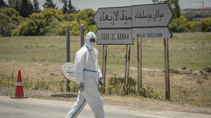 Un membre du personnel médical à&nbsp;Moulay Bousselham, au nord de la capitale Rabat, le 20 juin 2020.&nbsp;&nbsp; (FADEL SENNA / AFP)