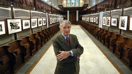 Le photographe anglais Don Mc Cullin dans la chapelle de Bayeux, le 7 octobre 2005. (MYCHELE DANIAU / AFP)