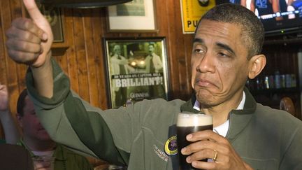 Le pr&eacute;sident am&eacute;ricain Barack Obama c&eacute;l&egrave;bre la Saint-Patrick dans un pub irlandais de Washington (Etats-Unis), le 17 mars 2012. (JONATHAN ERNST / REUTERS)