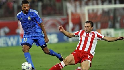 Papadopoulos (Olympiakos) tacle Rémy (Marseille)