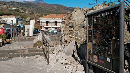 Les décombres d'un mur effondré à Zafferana Etnea, en Sicile, le 26 décembre 2018, après qu'un séisme de magnitude 4,8 a frappé la région du volcan.&nbsp; (GIOVANNI ISOLINO / AFP)