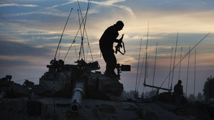 Un soldat isra&eacute;lien &agrave; la fronti&egrave;re avec la bande de Gaza, le 21 novembre 2012. (MENAHEM KAHANA / AFP)