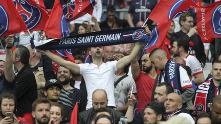 Les supporters parisiens en train d'encourager dans les tribunes (CITIZENSIDE/ELYXANDRO CEGARRA / CITIZENSIDE)